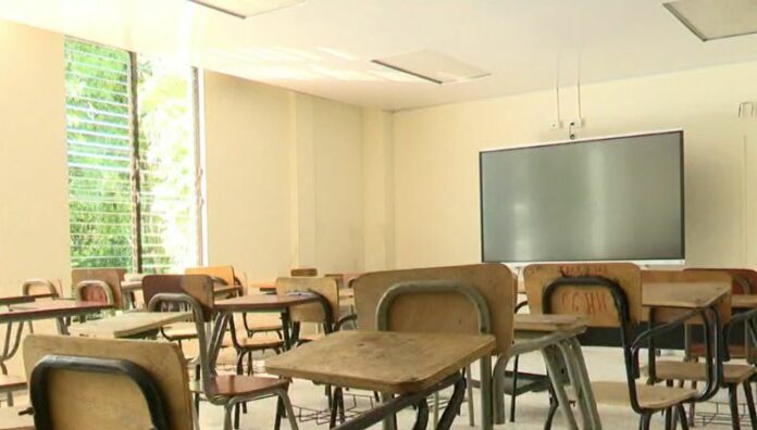 Expertos coinciden en que la baja tasa está relacionada con obstáculos económicos y sociales que limitan el acceso a la educación superior.