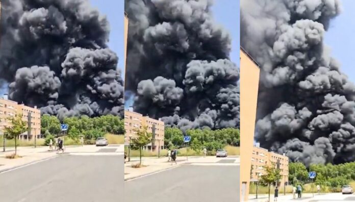 Voraz incendio consume fábrica de cosmética en el País Vasco Un incendio de gran magnitud se registró este viernes en las instalaciones de la empresa LEA en Vitoria-Gasteiz, al norte de España.