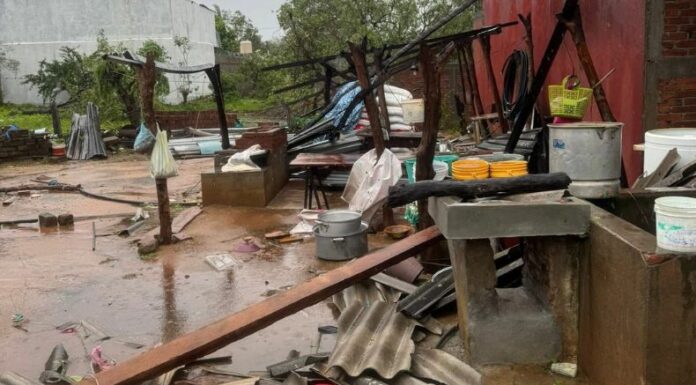 Al menos un menor de edad y un adulto murieron tras el paso del huracán Erick por el sur de México que en las últimas horas se degradó a baja presión.