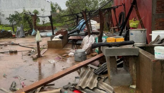 Erick se degrada a baja presión y deja al menos dos fallecidos en México Al menos un menor de edad y un adulto murieron tras el paso del huracán Erick por el sur de México que en las últimas horas se degradó a baja presión.