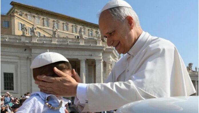 León de Perú el nuevo documental sobre el papa León XIV El Vaticano estrena “León de Perú”, un documental que revela el legado misionero y humano del Papa León XIV durante sus años en tierras peruanas.
