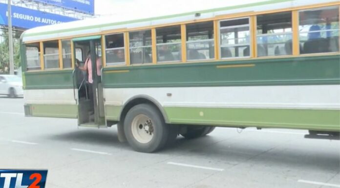 Llevar pasajeros con las puertas abiertas podría terminar en una tragedia.