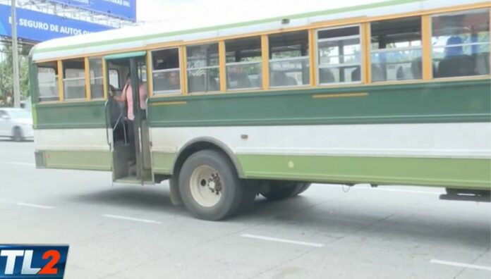 Llevar pasajeros con las puertas abiertas podría terminar en una tragedia.