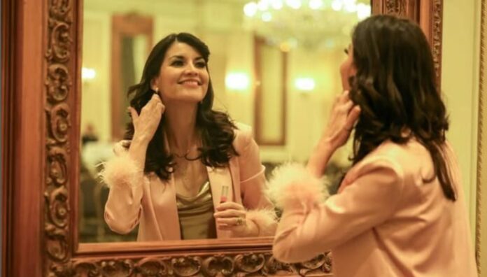 Lourdes Lara reveló un sutil pero significativo cambio de look que mantuvo a sus compañeros pensando durante toda la emisión.