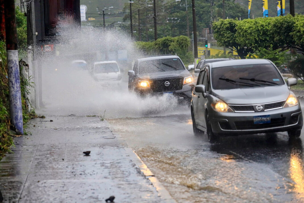 El MARN prevé lluvias por una onda tropical y vigila un sistema en el Pacífico con 70 % de probabilidad de formación ciclónica.