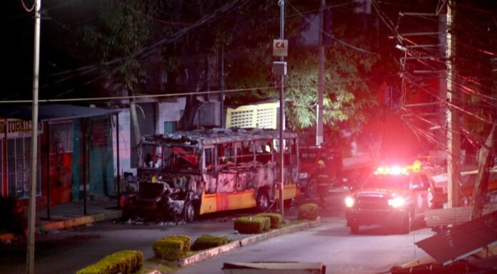 Cinco cuerpos fueron encontrados en un autobús calcinado en el Puerto de Acapulco, en el sur de México.