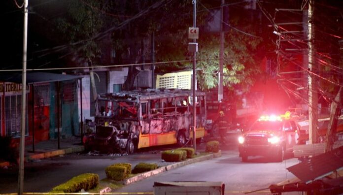 Hallan cinco cuerpos dentro de un autobús calcinado en el sur de México Cinco cuerpos fueron encontrados en un autobús calcinado en el Puerto de Acapulco, en el sur de México.