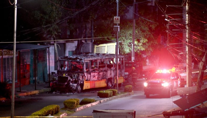 Cinco cuerpos fueron encontrados en un autobús calcinado en el Puerto de Acapulco, en el sur de México.