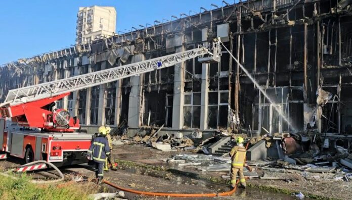 Una decena de muertos en Ucrania tras una noche de bombardeos rusos Los bombardeos masivos rusos alcanzaron zonas residenciales, hospitales y equipamientos deportivos.
