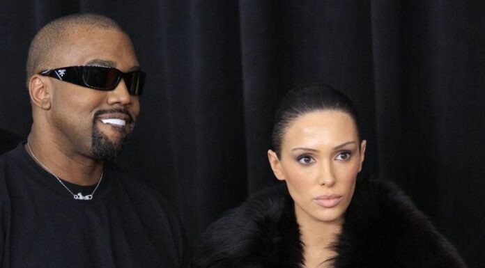 Bianca Censori, esposa del rapero Kanye West vuelve a acaparar miradas en Brooklyn con un provocador atuendo.