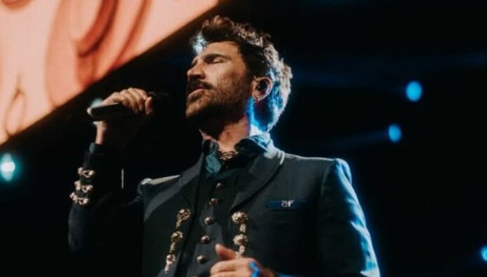 “Casi nos deportan” Alejandro Fernández en concierto de Miami Alejandro Fernández vivió un momento tenso antes de su concierto en el Kaseya Center, Miami y dijo a los asistentes que tuvieran cuidado.