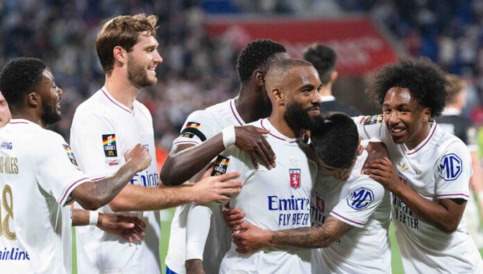 Lyon fue descendido por deudas a segunda división El histórico Olympique Lyon de Francia fue descendido administrativamente este martes por problemas económicos.