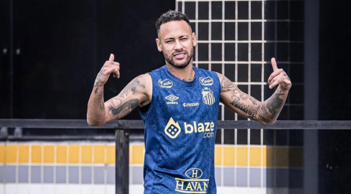 El delantero brasileño, Neymar Jr. renovó su contrato hasta el final de la temporada 2025 con el club Santos.