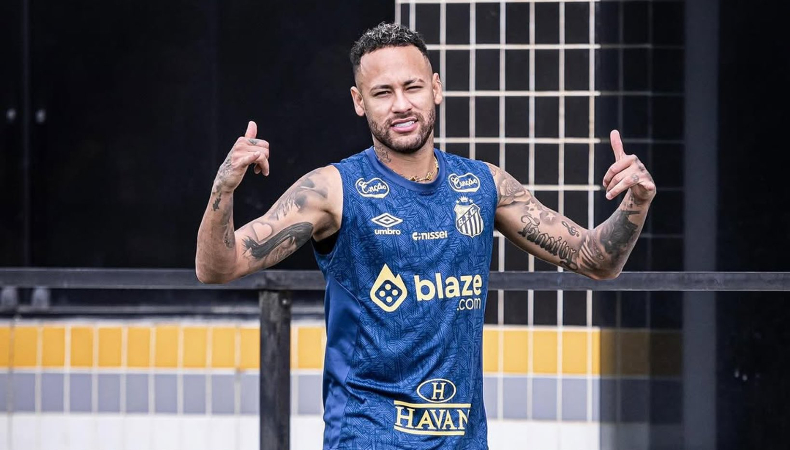 El delantero brasileño, Neymar Jr. renovó su contrato hasta el final de la temporada 2025 con el club Santos.