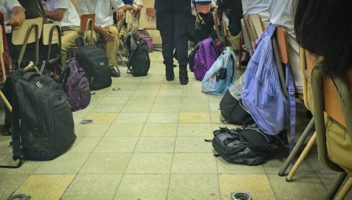 Desmantelan presunta nueva pandilla en formación en institutos nacionales Autoridades desmantelaron este martes una presunta nueva pandilla en formación en varios institutos nacionales de San Salvador.