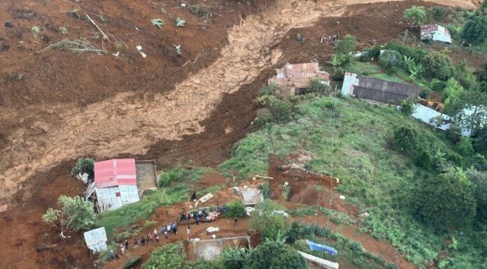 Al menos diez personas fallecieron y 15 se encuentran desaparecidas tras un deslizamiento de tierra en el municipio de Bello, Colombia.