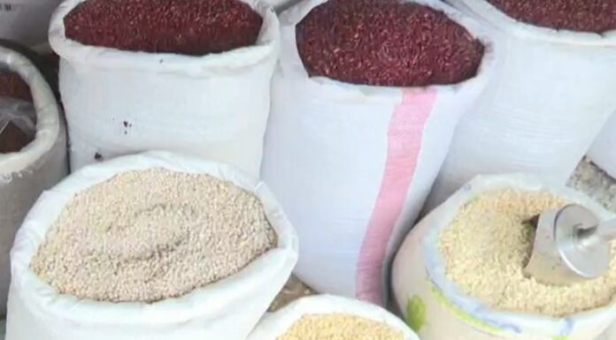 Algunos comerciantes aseguran que hay alzas de hasta $7 en los precios de los granos básicos, como el maíz y el frijol.