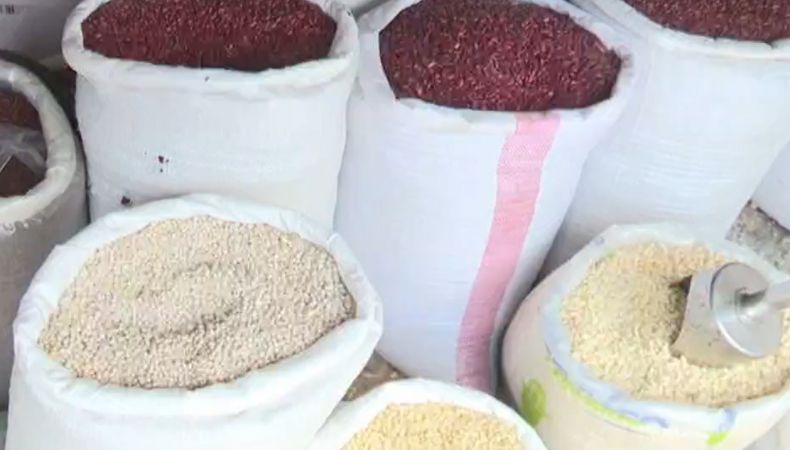 Algunos comerciantes aseguran que hay alzas de hasta $7 en los precios de los granos básicos, como el maíz y el frijol.