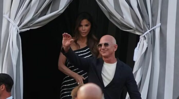Jeff Bezos y Lauren Sánchez ya recibieron a los primeros invitados. Según fuentes la lista de invitados es de 200 personas, poco a poco se dan a conocer quienes formarán parte de este gran evento.