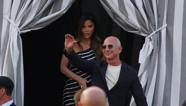 Jeff Bezos y Lauren Sánchez ya recibieron a los primeros invitados. Según fuentes la lista de invitados es de 200 personas, poco a poco se dan a conocer quienes formarán parte de este gran evento.