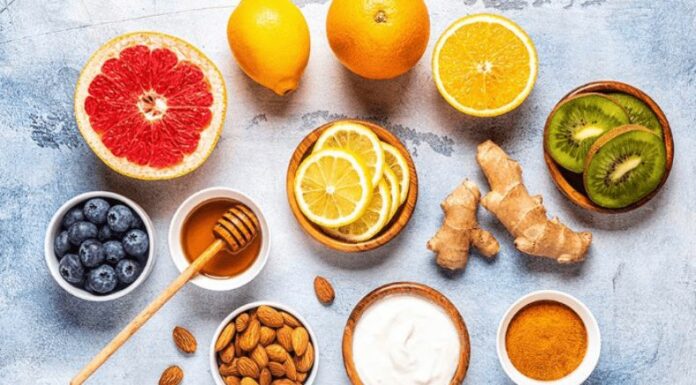 Existen alimentos ricos en nutrientes que ayudan a fortalecer el sistema inmunológico de los niños que ayudan a evitar enfermedades.