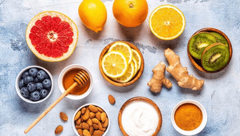 Existen alimentos ricos en nutrientes que ayudan a fortalecer el sistema inmunológico de los niños que ayudan a evitar enfermedades.