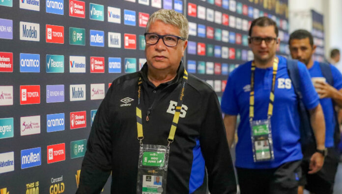 Bolillo Gómez técnico de la Selecta El técnico de la Selecta, Hernán “Bolillo” Gómez aseguró que existe la posibilidad de nacionalizar futbolista de cara a la eliminatoria.