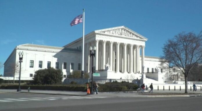 Con esta decisión, la máxima instancia judicial de EE.UU. impulsa la orden de Trump que elimina la ciudadanía por nacimiento.