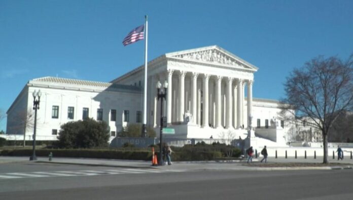Corte Suprema de EE. UU. limita a jueces frenar decisiones de Trump Con esta decisión, la máxima instancia judicial de EE.UU. impulsa la orden de Trump que elimina la ciudadanía por nacimiento.