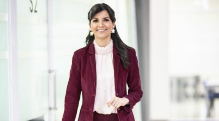 Lourdes compartió la imagen que marcó el inicio de su carrera en Telecorporación Salvadoreña. La fotografía fue vista por un jefe de TCS, quien decidió contratarla.