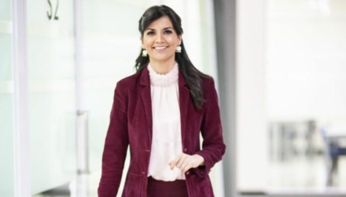 ¡Del baúl de los recuerdos! Por esta fotografía Lourdes Lara llegó a TCS Lourdes compartió la imagen que marcó el inicio de su carrera en Telecorporación Salvadoreña. La fotografía fue vista por un jefe de TCS, quien decidió contratarla.