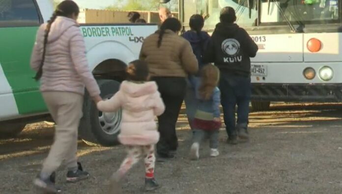 Trump busca suspender todas las solicitudes de asilo Rechazar los procesos de solicitudes de asilo no es una decisión que depende del Ejecutivo, sino que debe pasar por el Congreso.