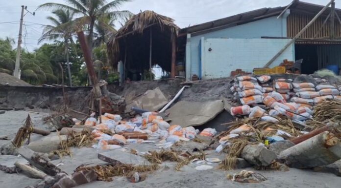 En la playa La Zunganera, las mareas vivas han generado severos daños en la infraestructura de los negocios y ha obligado la suspensión de las actividades de pesca.