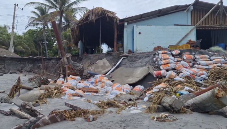 En la playa La Zunganera, las mareas vivas han generado severos daños en la infraestructura de los negocios y ha obligado la suspensión de las actividades de pesca.