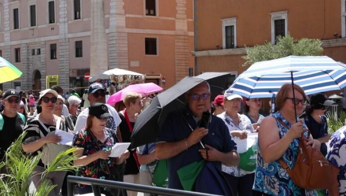 Una ola de calor se extiende por el sur de Europa Una intensa ola de calor golpea el sur de Europa este fin de semana, con temperaturas superiores a 40°C en España. En Francia, el calor extremo eleva el riesgo de incendios forestales.