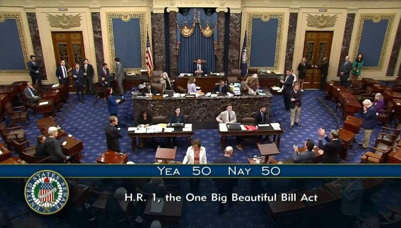 El Senado dio luz verde al llamado “proyecto de ley grande y hermoso” que envió Trump, que incluye enormes recortes fiscales a programas de bienestar social.
