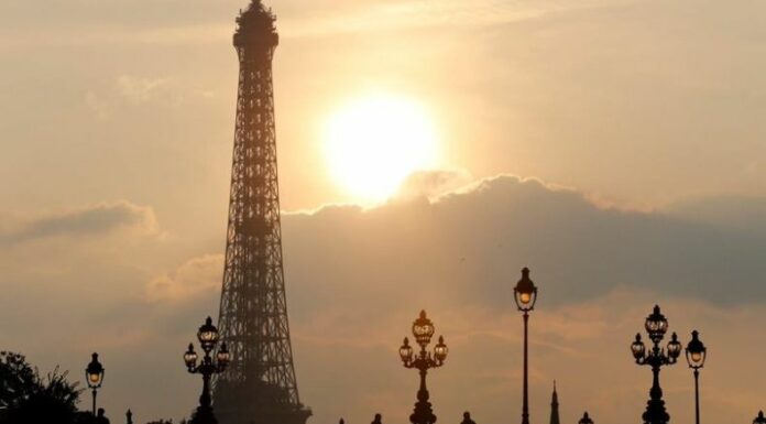 Europa enfrenta una ola de calor que obligó a cerrar escuelas y atracciones como el último piso de la Torre Eiffel.