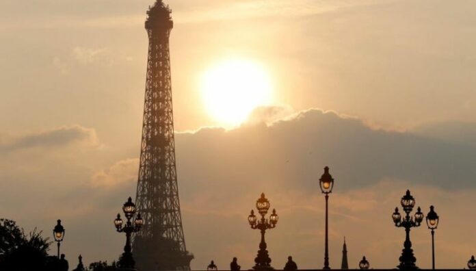 La ola de calor pone en alerta roja a París y cierra escuelas en Europa Europa enfrenta una ola de calor que obligó a cerrar escuelas y atracciones como el último piso de la Torre Eiffel.