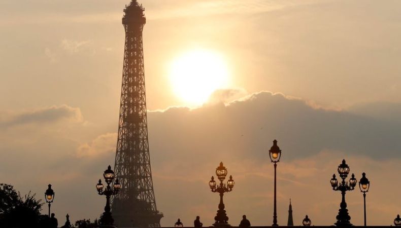 Europa enfrenta una ola de calor que obligó a cerrar escuelas y atracciones como el último piso de la Torre Eiffel.