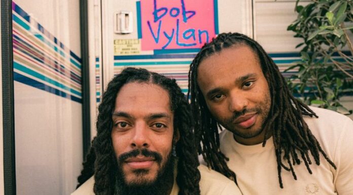 El dúo británico Bob Vylan perdió sus visas estadounidenses luego de incitar al público a corear consignas violentas contra Israel durante el festival Glastonbury en Inglaterra.