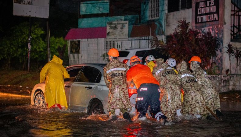Las fuertes lluvias registradas la noche del martes causaron inundaciones, caídas de árboles y deslizamientos.