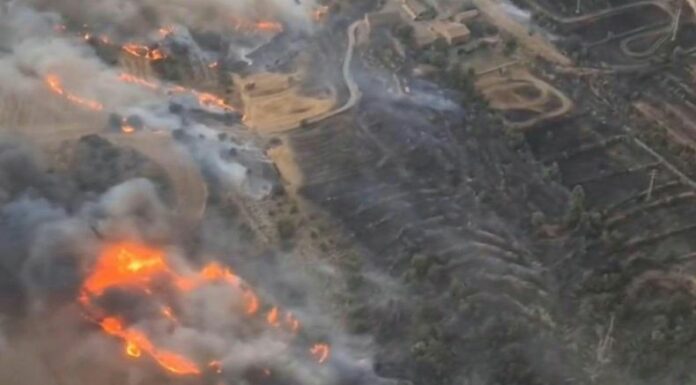 Un incendio forestal dejó al menos dos personas fallecidas en el noreste de España, en medio de la intensa ola de calor que afecta al país.