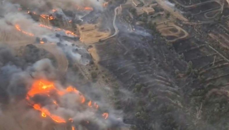 Un incendio forestal dejó al menos dos personas fallecidas en el noreste de España, en medio de la intensa ola de calor que afecta al país.