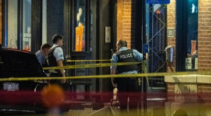 Un tiroteo desde un automóvil frente a un club nocturno en el centro de Chicago dejó al menos cuatro muertos y 14 heridos, según las autoridades.