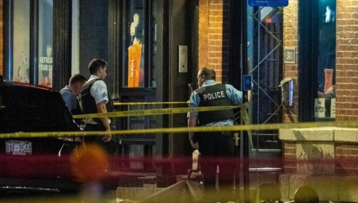 Cuatro muertos y 14 heridos tras tiroteo frente a club nocturno en Chicago Un tiroteo desde un automóvil frente a un club nocturno en el centro de Chicago dejó al menos cuatro muertos y 14 heridos, según las autoridades.