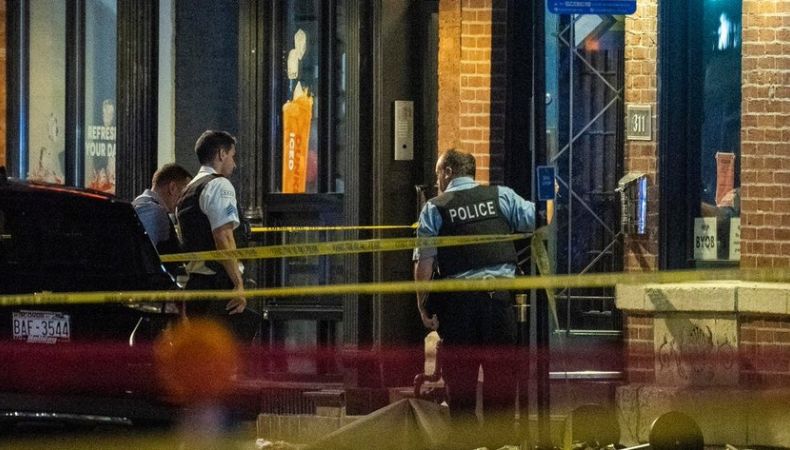 Un tiroteo desde un automóvil frente a un club nocturno en el centro de Chicago dejó al menos cuatro muertos y 14 heridos, según las autoridades.