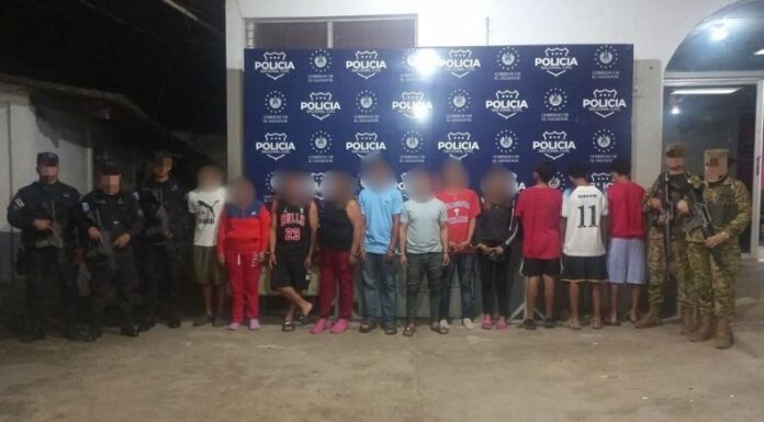Autoridades detuvieron a 11 personas, incluidos tres menores, por intentar reorganizar la pandilla 18 Sureños en Ahuachapán.