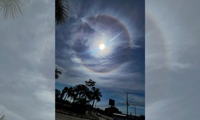 Halo solar sobre San Salvador Esta mañana, nos sorprendimos al ver en el cielo un círculo de colores que rodeaba el sol, se trata de un halo solar.