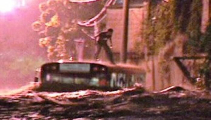 A 17 años de la noche que cambió para siempre a la colonia Málaga Un día como hoy, hace 17 años, la colonia Málaga vivió una tragedia: un bus fue arrastrado por el río Arenal, dejando 32 personas fallecidas.