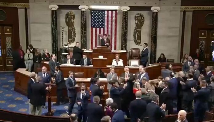 Congreso de EEUU aprueba megaproyecto de ley presupuestaria de Trump La Cámara de Representantes de Estados Unidos aprobó este jueves el megaproyecto de ley presupuestaria e inmigración de Donald Trump.